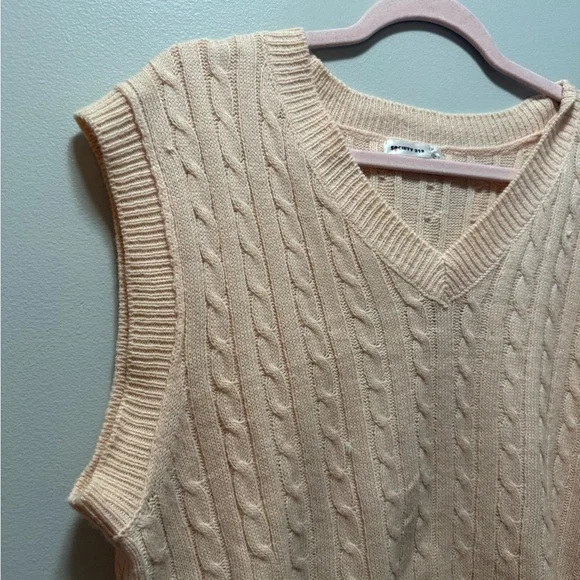 Cable Knit Sleeveless Sweater Vest - Picture 3 of 4